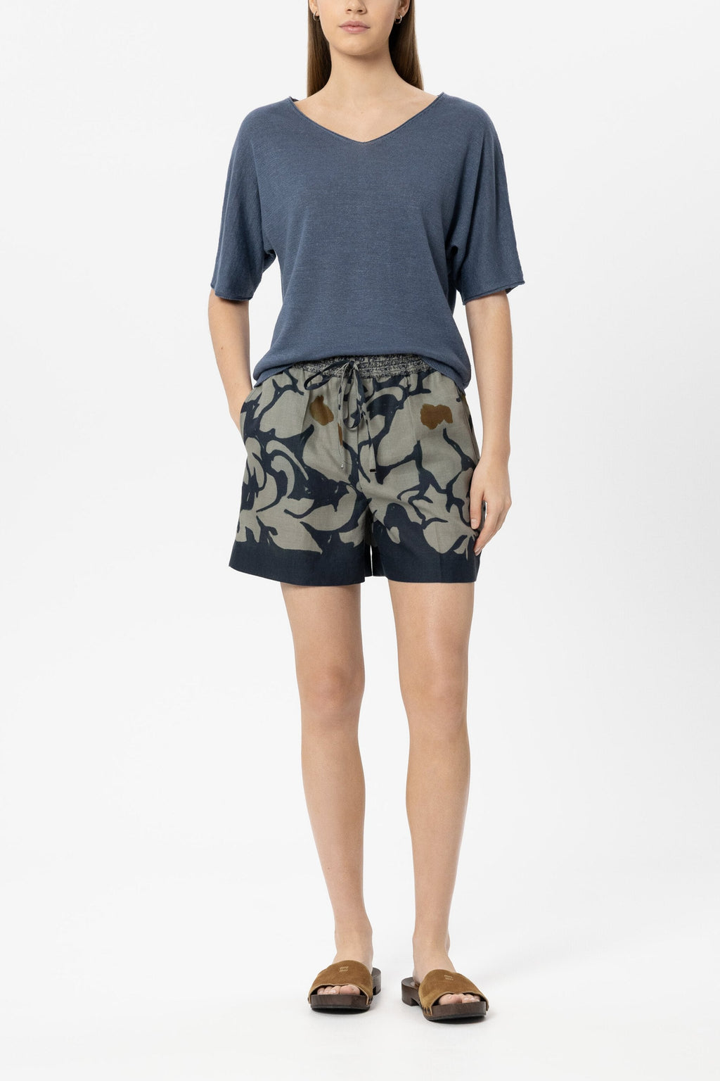 Leinen-Pullover mit V-Neck - tinted blue - Standard | Model Front