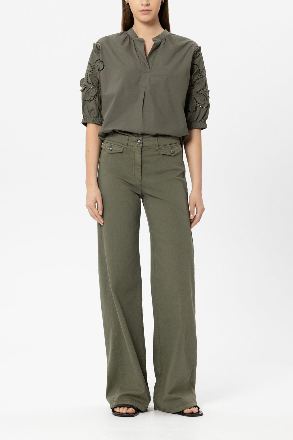 Bluse mit Lochstickerei - khaki - Standard | Model Front