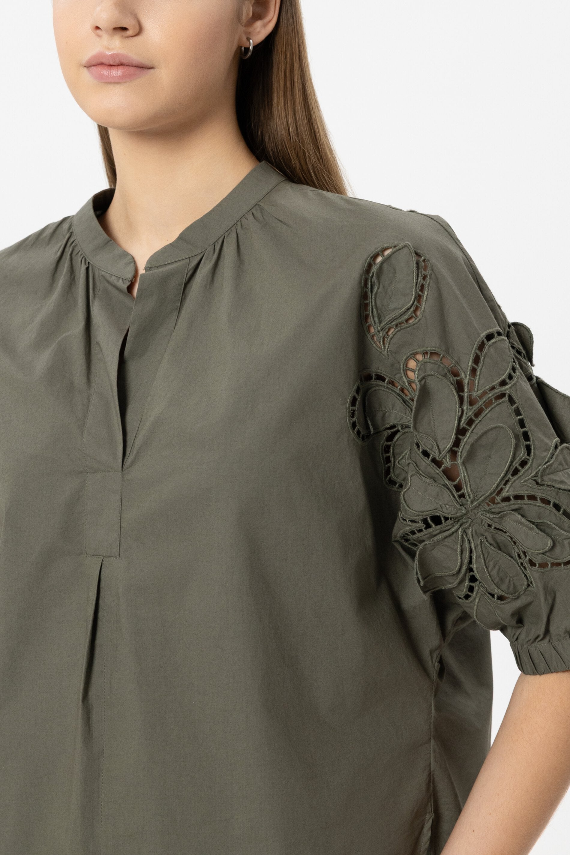Blouse met borduursels met gaatjes - kaki - Standaard